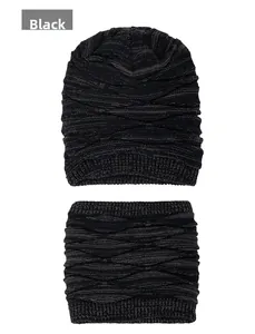 Nahaufnahme von schwarzem Strickmützen- und Schal-Set mit dickem Winterfutter