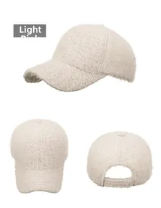Vues détaillées montrant la texture pelucheuse et la structure de cette casquette d'hiver rose