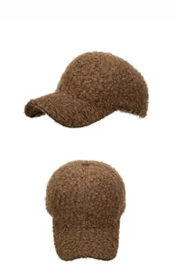 Détails de la casquette de baseball marron en laine d'agneau avec texture polaire épaisse