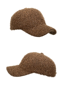 Détail du tissu en laine bouclée marron épais pour cette casquette de baseball d'hiver