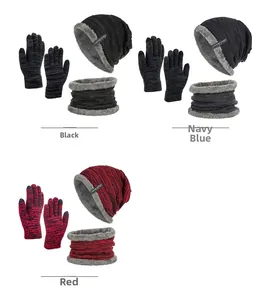 Detailansicht des Winter-Stricksets mit dickem Fleecefutter in Mützen und Schals