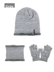 Detail von grauem Strickset für Winter mit Mütze, Schal und Touchscreen-Handschuhen