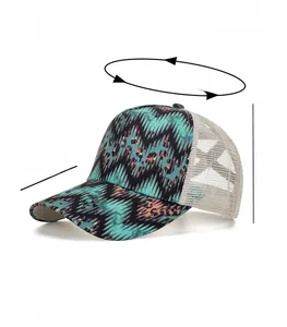 Dettaglio cappello da baseball con stampa leopardata a onde e rete bianca sul retro