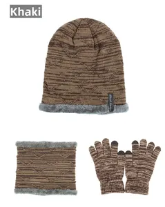 Detailansicht des khakifarbenen Winterstricksets mit dickem Fleecefutter und Touch-Handschuhen