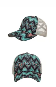 Dettaglio del cappello da baseball con motivo a onde e rete traspirante posteriore
