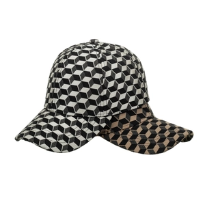Thick winter baseball cap with 3D cube geometric pattern and curved brim in classic colors