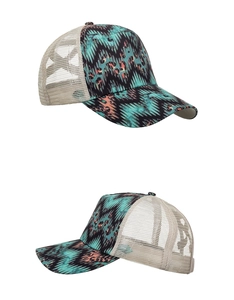 Dettaglio cappello baseball con stampa etnica e rete traspirante color crema posteriore
