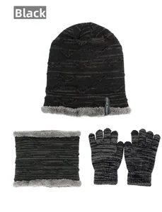 Detailansicht des Winter-Stricksets mit dickem Fleece-Futter in grau-schwarz gestreift