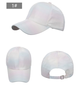 Trois vues d'une casquette de baseball blanche irisée avec éclat et boucle métallique