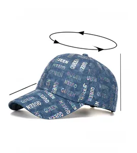 Vue détaillée de la casquette de baseball bleu marine avec lettrage QUEEN holographique