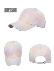 Vue détaillée de la casquette macaron colorée montrant la structure à six panneaux et la boucle