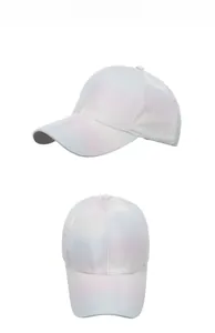 Détails de la casquette de baseball aux couleurs pastel irisées et coutures de la visière
