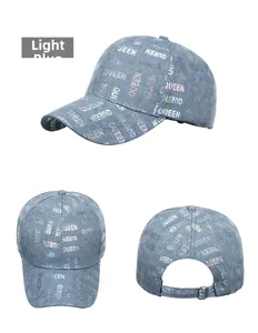 Vues détaillées d'une casquette en denim bleu clair avec lettrage QUEEN iridescent