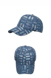 Détails d'une casquette en jean avec motifs de lettres QUEEN holographiques colorées