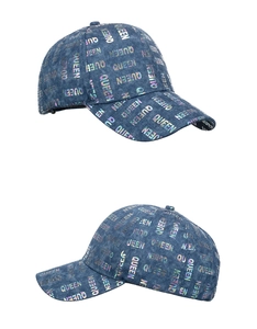 Détails de la texture denim et lettrage holographique QUEEN sur les côtés de la casquette