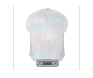 Vue macro d'une casquette holographique légère de 69,3 g sur une balance de précision