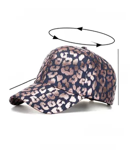 Detail der Baseballkappe mit Roségold-Leopardenmuster auf tiefblauem Stoff und Metallic-Finish