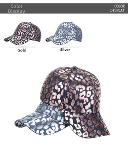 Detail von Baseballkappen mit metallischem Leopardenmuster in Gold- und Silberstoffen