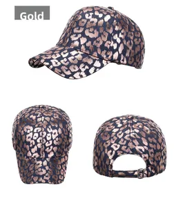 Drei-Seiten-Ansicht der Damen-Baseballkappe mit Leopardenmuster und Metallschnalle