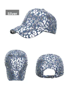 Drei-Ansichten-Layout der blauen Denim-Baseballkappe mit silbernem Leopardenprint