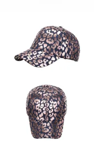 Detail einer dunkelblauen Baseballkappe mit roségoldenem Leopardenmuster und gebogenem Schirm