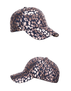 Detailansicht der bronzefarbenen Leopardenmuster-Struktur auf der schwarzen Baseballkappe