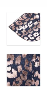 Detail der dunkelblauen Baseballkappe mit roségoldenem Leopardenmuster und feinen Nähten