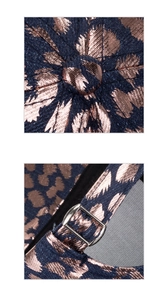 Detail der dunkelblauen Denim-Kappe mit roségoldenem Leopardenmuster und Metallschnalle