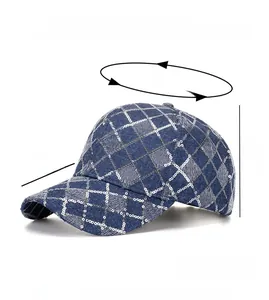 Gros plan d'une casquette en denim bleu avec paillettes argentées et broderie en losange