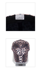 Detailansicht der Leoparden-Baseballkappe zeigt Gewicht 68g und Polyester-Materialetikett