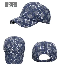 Trois vues de casquette bleu foncé avec paillettes argentées à motifs de losanges