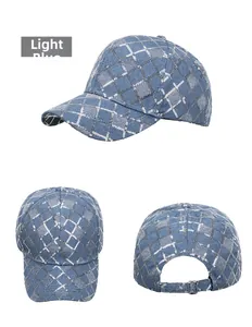 Vues détaillées de la casquette de baseball en jean bleu clair avec motifs de sequins