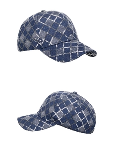 Vue détaillée de la casquette en denim avec paillettes argentées et motif losange