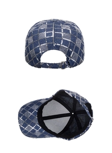 Détail de la boucle métallique et de la doublure intérieure respirante de la casquette denim