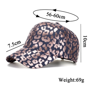 Metallische Leoparden-Baseballkappe mit Größenangaben und Abmessungen auf weiß