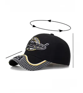 Détail de la casquette de baseball noire avec broderie HOLLYWOOD et visière USA