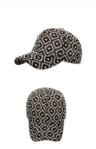 Détail de la broderie géométrique en losange sur la casquette de baseball noire et blanche