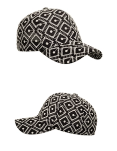 Détail de la broderie florale carrée sur la casquette de baseball noire à bord incurvé
