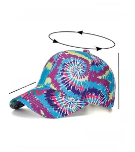 Dettaglio del cappellino tie-dye con circonferenza 56-60cm e misure specifiche