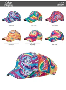 Dettaglio di cappellini da baseball tie-dye a sei pannelli con visiera curva in vari colori sfumati
