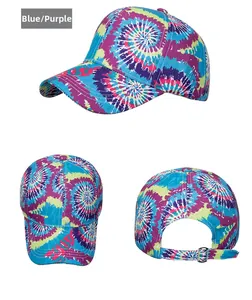 Vista dettagliata del cappellino tie-dye blu e viola con fibbia metallica regolabile