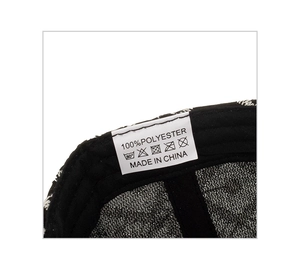 Vue détaillée du matériau 100% polyester et de l'étiquette d'entretien de cette casquette