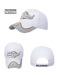 Vue détaillée en trois plans de la casquette blanche en coton brodée Hollywood