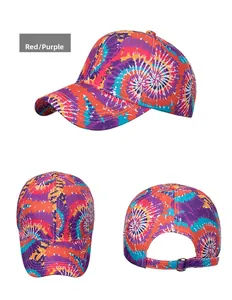 Vista dettagliata del cappellino tie-dye colorato che mostra il lato, la parte superiore e la fibbia