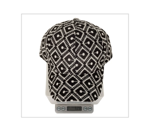Gros plan d'une casquette de baseball brodée ultra légère pesant seulement 72,6 grammes