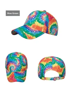Dettagli del cappellino tie-dye con motivi multicolori e fibbia posteriore in metallo regolabile