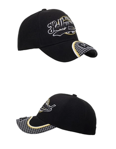 Détail de la casquette Hollywood noire avec vues latérales et visière à motifs géométriques