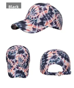 Trois angles de casquette tie-dye avec dégradé de noir rose et orange sur fond blanc