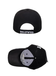 Détail de la broderie HOLLYWOOD et étiquette en acrylique sur casquette de baseball