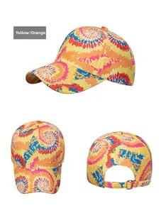 Dettaglio del cappellino tie-dye con fibbia metallica regolabile e colori vivaci